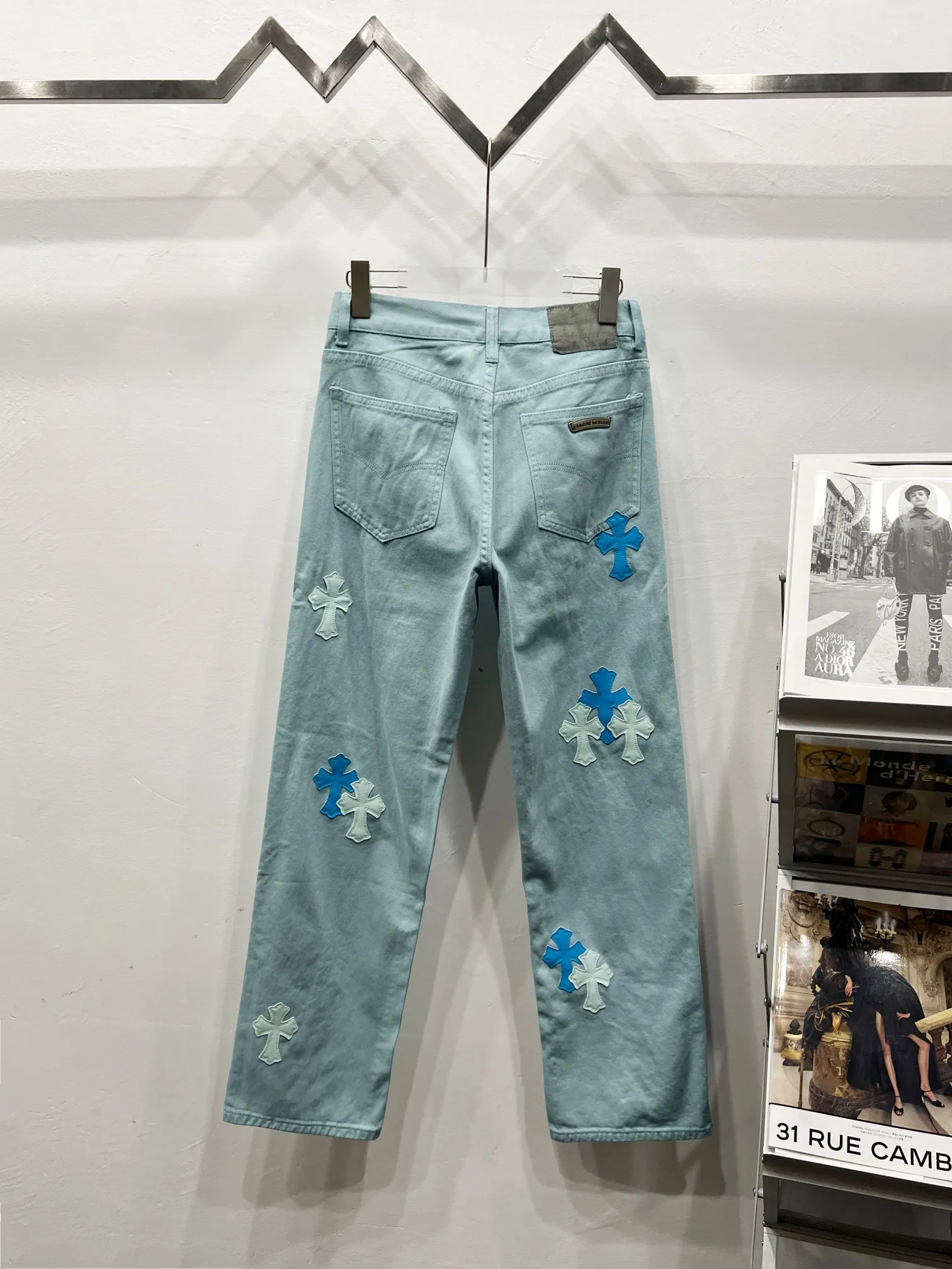 P280 Style number: (c035) Chrome hearts CH co-branded Drak ice blue Miami jeans exude uninhibited personality and unique charm. Every wear and tear is carefully designed to present a unique artistic feel. Made of imported denim fabric, which has undergone heavy industrial washing and destruction treatment, the trousers show a super cool effect on the upper body, allowing you to dominate the fashion stage.  This is more than just a pair of jeans, it is an expression of attitude. With its unique design concept and ultimate pursuit of details, Croxin breaks traditional boundaries and defines the jeans trend in the new era. The trousers are made of double-layer woven fabric with customized hardware. Italian-made special cowhide is printed and cut. Custom-made sheepskin three-layer thick-line leather. The whole body is spliced ​​in heavy water washing. Craftsmen hand-splash ink. You can see the details. Three-dimensional cutting version. Loose and comfortable, not flattering. Makes taller and slimmer. Factory quality. Original quality control. Same style for men and women. Can be matched with couples. Versatile recommendation. Must-have jeans for all seasons. Color: ice blue. Size: 28-30-32-34.